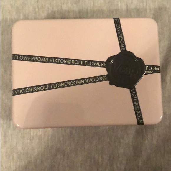 🌸Viktor & Rolf Flowerbomb🌸 - Picture 2 of 7